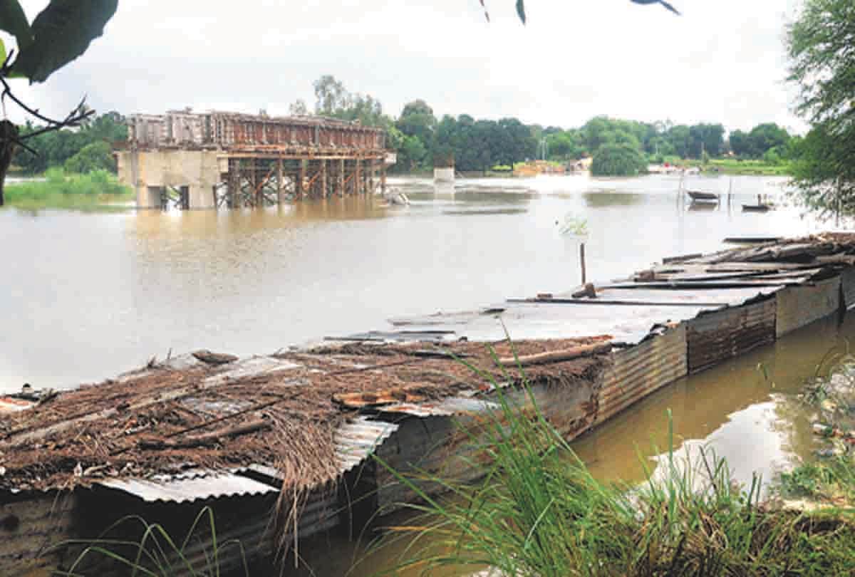 Pratapgarh: sai river water near to danger line, college and house submerged in river water