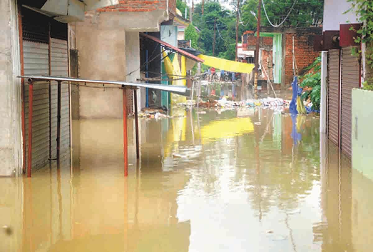 Pratapgarh: sai river water near to danger line, college and house submerged in river water