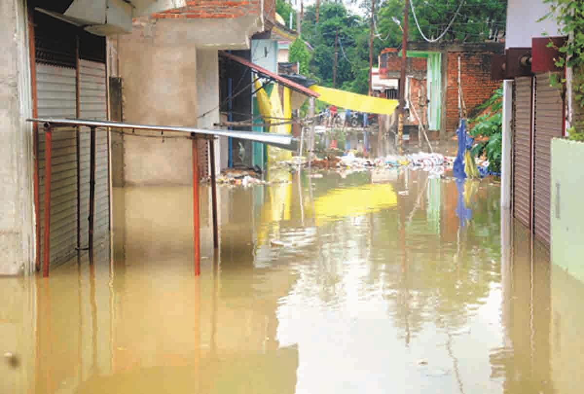 Pratapgarh: sai river water near to danger line, college and house submerged in river water