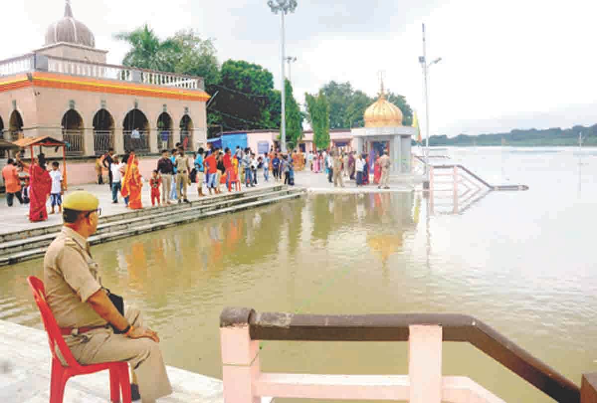 Pratapgarh: sai river water near to danger line, college and house submerged in river water