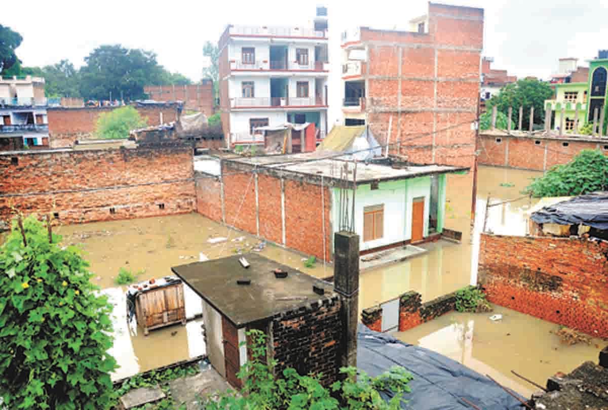 Pratapgarh: sai river water near to danger line, college and house submerged in river water