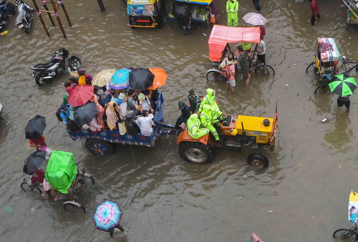 Bhojpuri Super Star Khesari Lal Yadav Comes To Support Flood In Bihar Watch Video