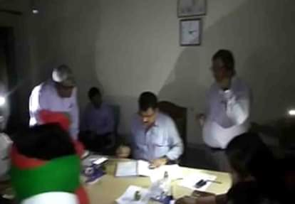 मोबाइल टार्च की रोशनी में दाखिल किया नामांकन