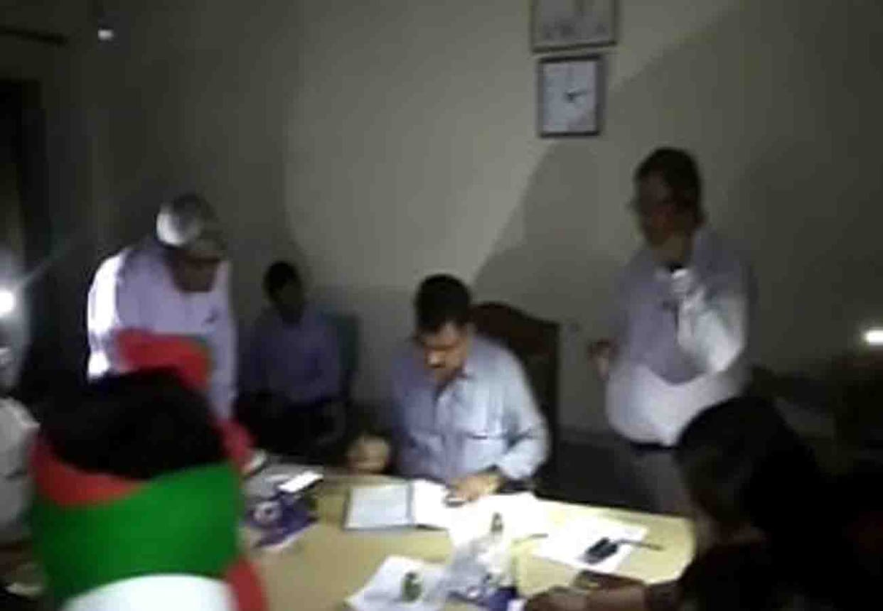 SP candidate filed nomination in light of mobile flashlight in kanpur