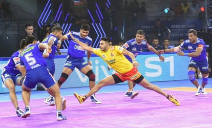 पंचकूला सेक्टर 3 ताऊ देवी लाल स्टेडियम में प्रो कबड्डी लीग के दौरान भिड़ते हरियाणा और  गुजरात के ख?