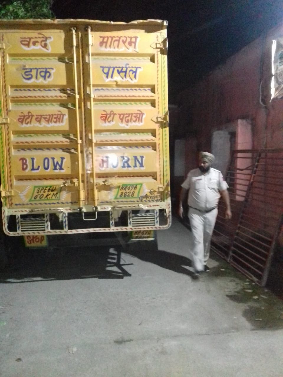 english liquor laden truck caught from siwan mall bus stand