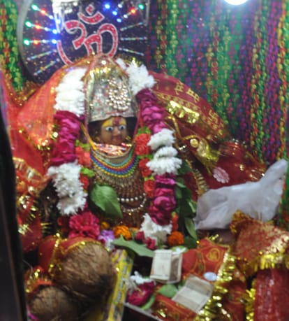 शामली नवरात्रो पर आठठे वाला मन्दिर में सजा माँ दुर्गा का दरबार