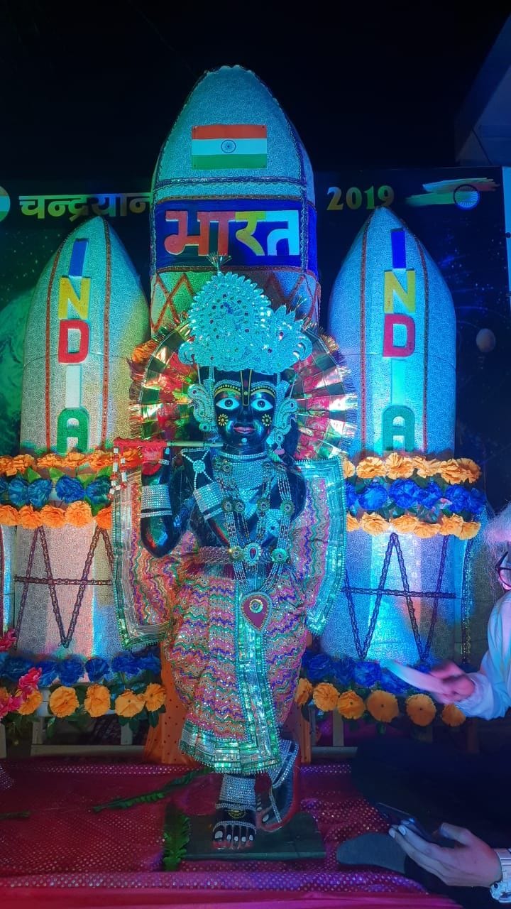 chandrayan per saji thakur ji ki jhanki