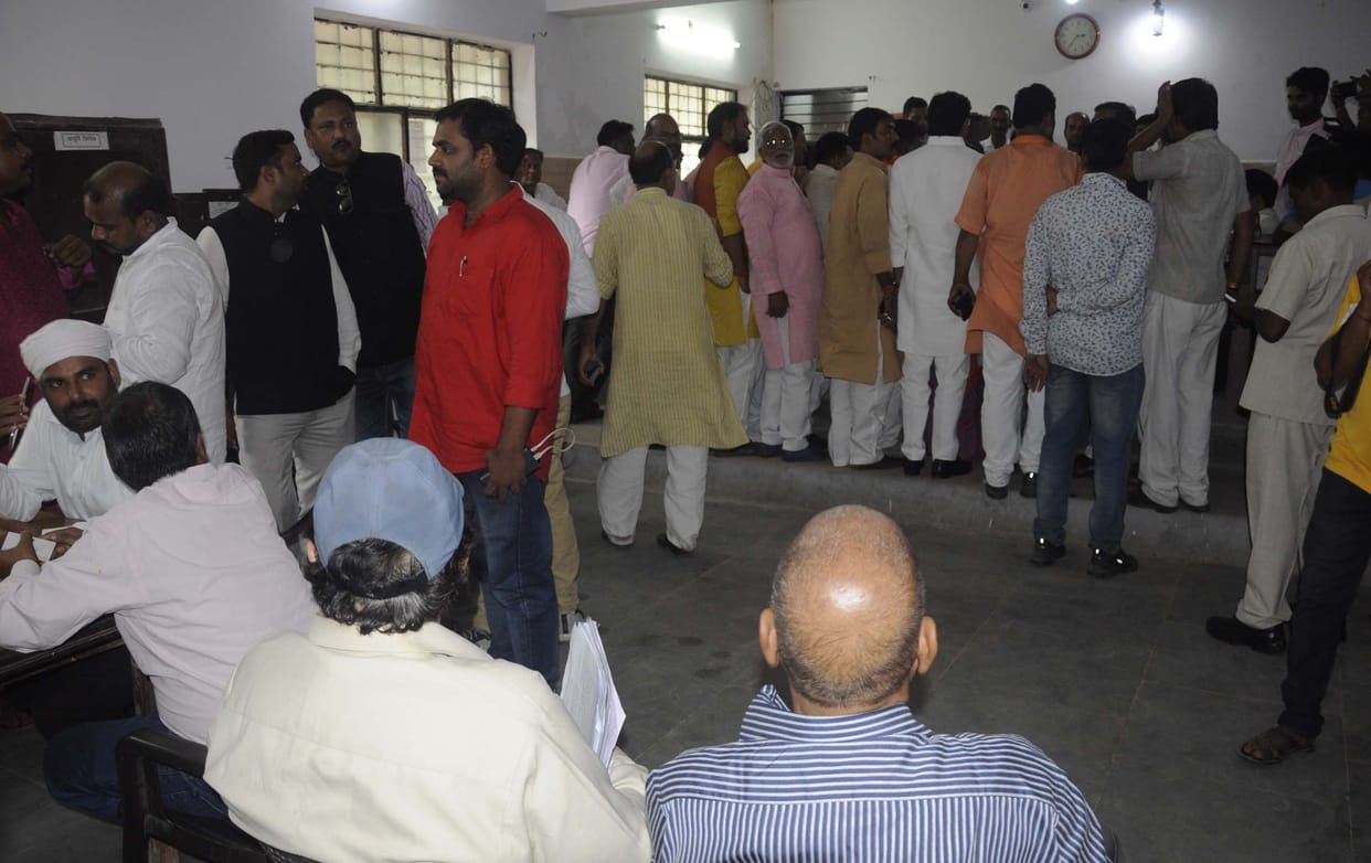 In Pratapgarh nomination, the candidates put on the power, the code of conduct was blown
