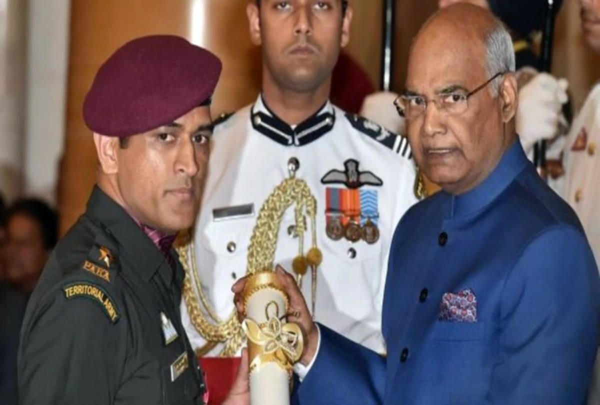 MS Dhoni meets President Ram Nath Kovind over dinner at Ranchi