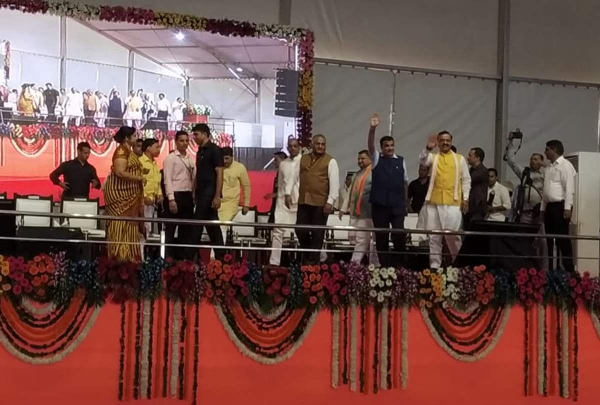 nitin gadkari inaugurates delhi meerut expressway and road from plastic waste in pilkhuwa