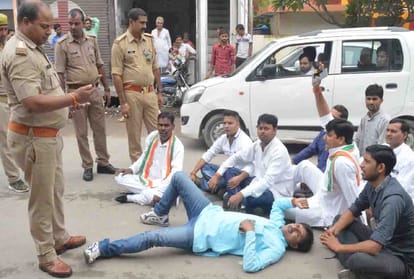In the Chinmayananda case, Congressmen going to justice for the victim beat up the police