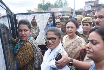 In the Chinmayananda case, Congressmen going to justice for the victim beat up the police