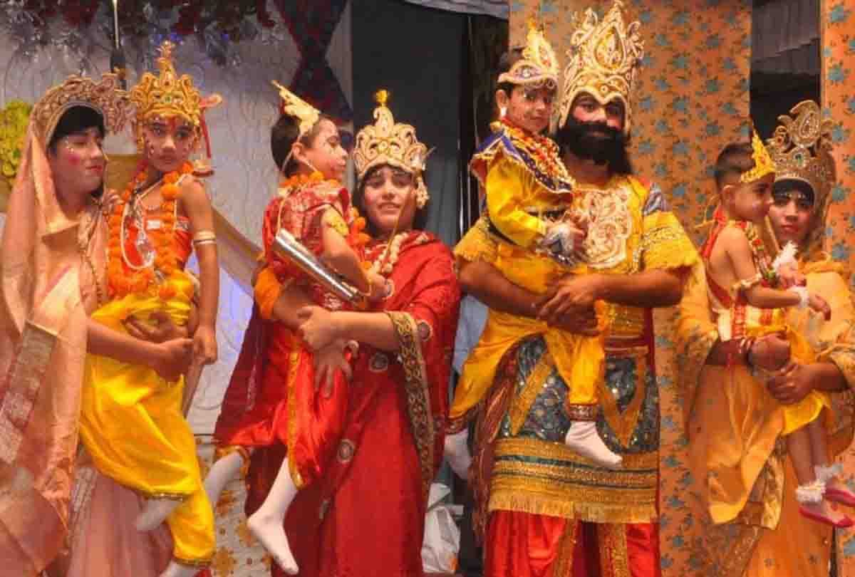 A family has been playing the role of King Dasharatha for many generations in Jhansi Uttar pradesh