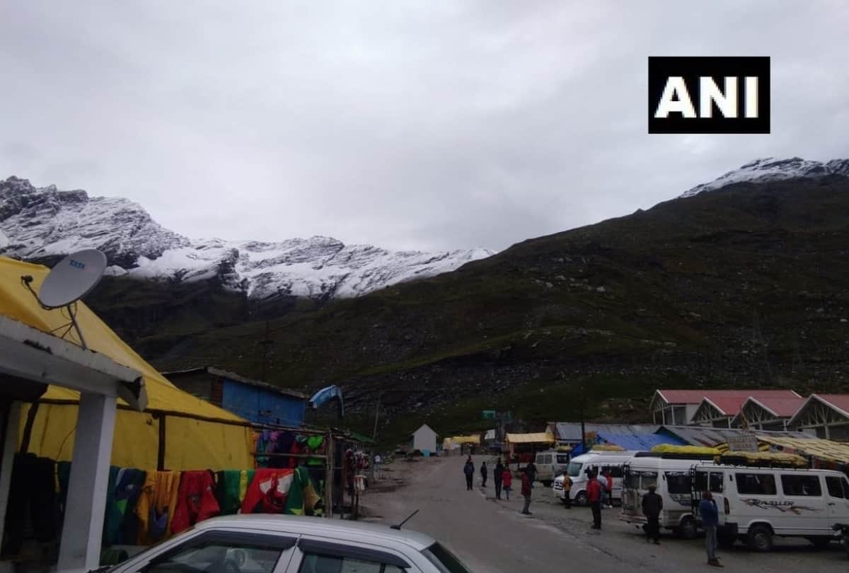 fresh snowfall today in Hanuman Tibba near Manali and Rohtang pass Himachal Pradesh