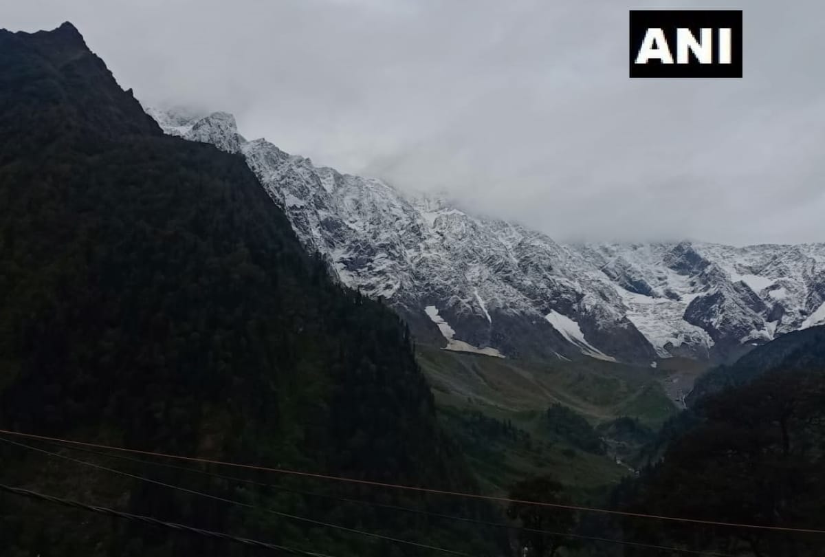 fresh snowfall today in Hanuman Tibba near Manali and Rohtang pass Himachal Pradesh