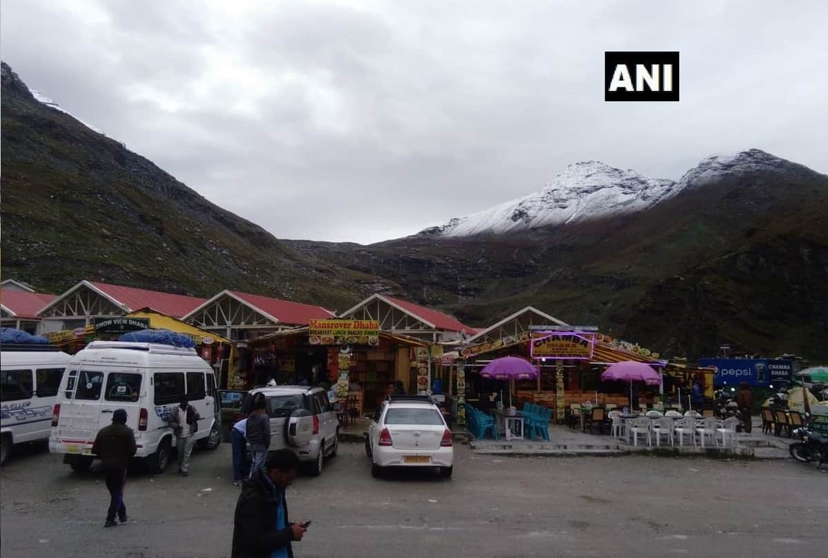fresh snowfall today in Hanuman Tibba near Manali and Rohtang pass Himachal Pradesh