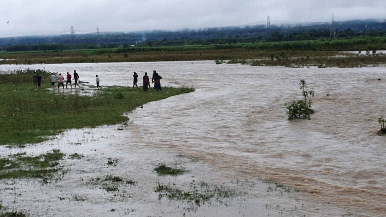 Dehradun: A sudden flood in river family stuck on island Rescue in photos