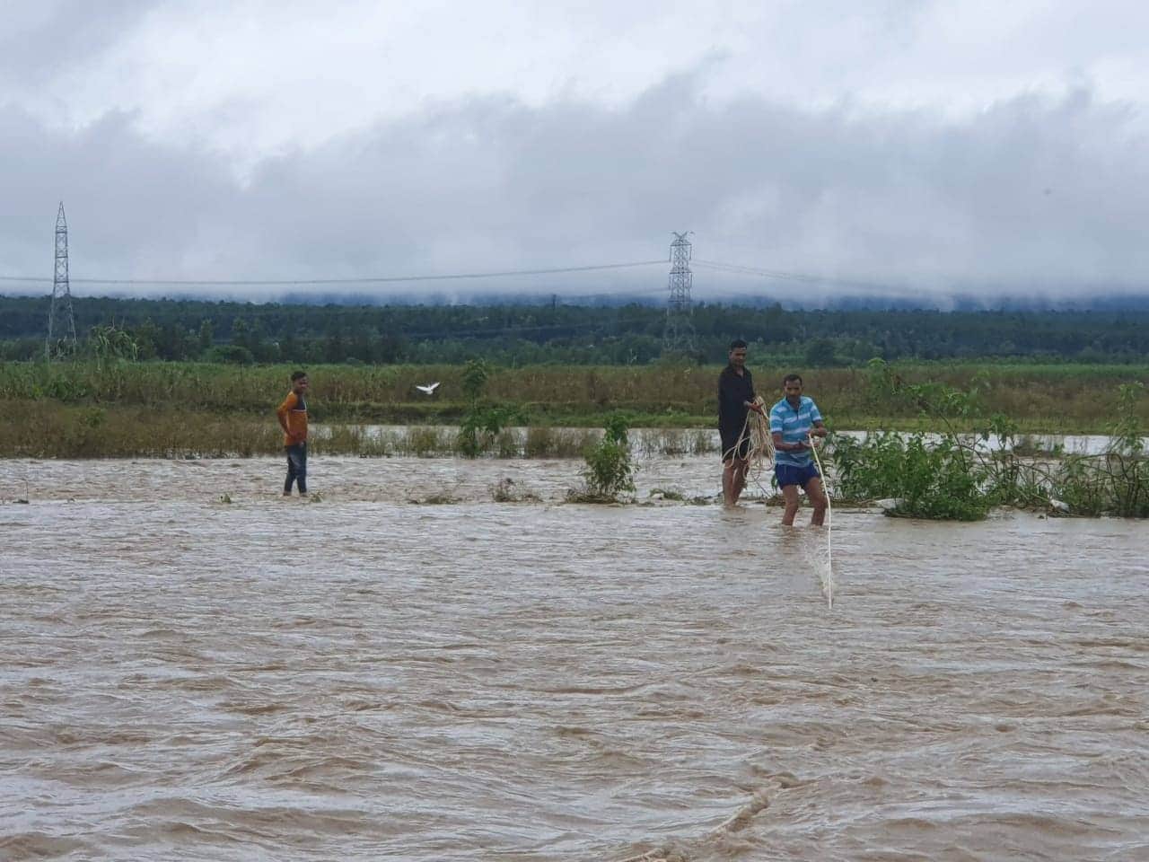 Dehradun: A sudden flood in river family stuck on island Rescue in photos