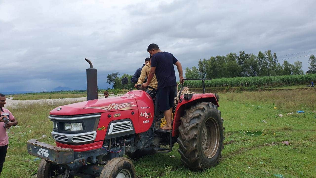 Dehradun: A sudden flood in river family stuck on island Rescue in photos