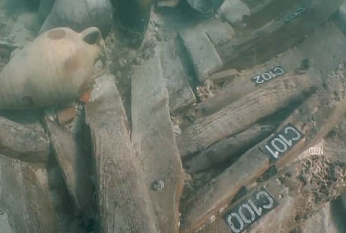 1700 year old shipwreck found on the coast of majorca spain with more than 100 Roman amphora