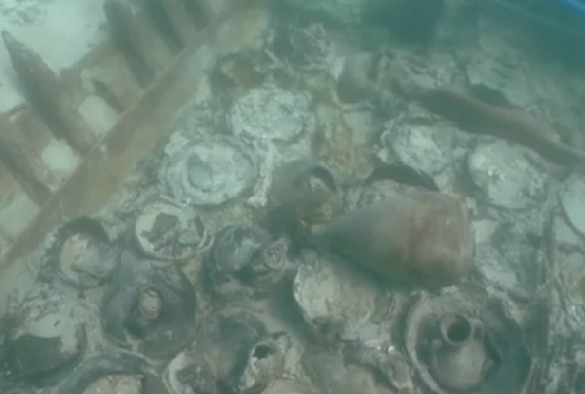 1700 year old shipwreck found on the coast of majorca spain with more than 100 Roman amphora