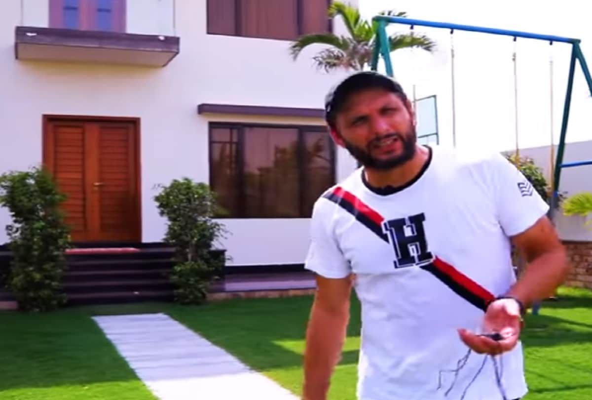 Shahid afridi shows his home kept gold plated pistol, virat jersey and sachin's bat
