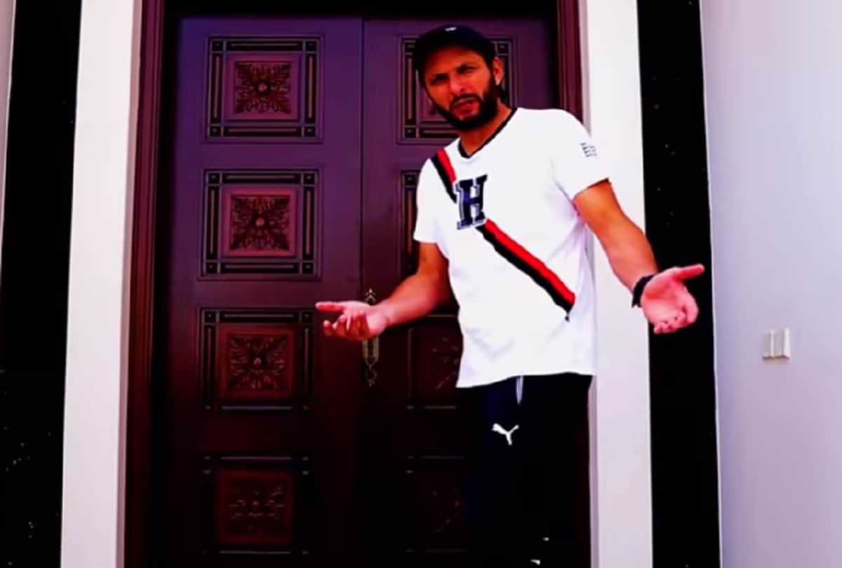 Shahid afridi shows his home kept gold plated pistol, virat jersey and sachin's bat
