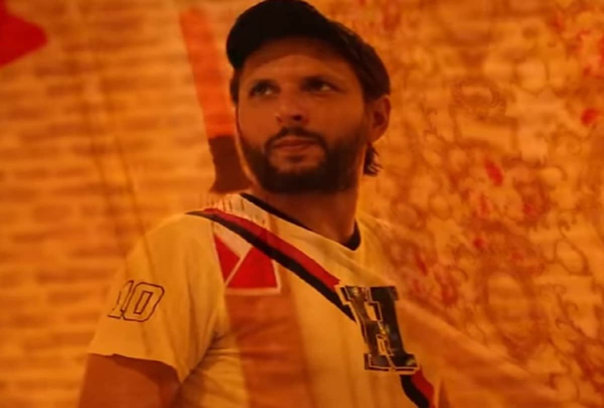 Shahid afridi shows his home kept gold plated pistol, virat jersey and sachin's bat