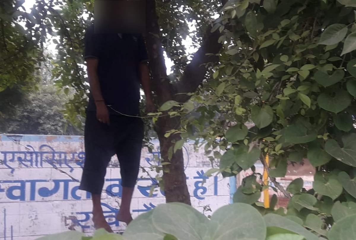 ghaziabad unidentified young man dead body found hanging on tree police probe on