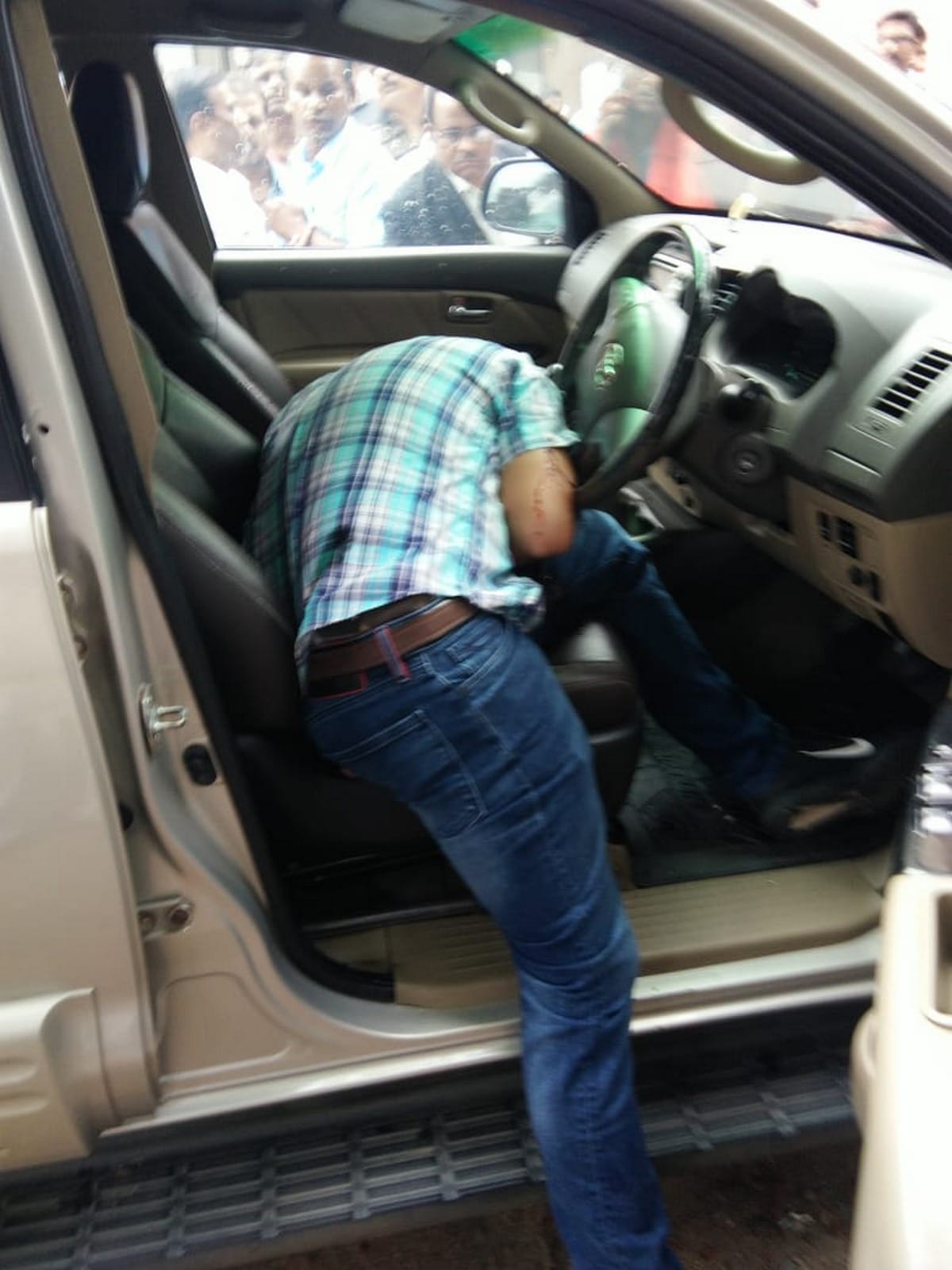 murder gun shot firing on fortuner car driver in sadar tahsil varanasi