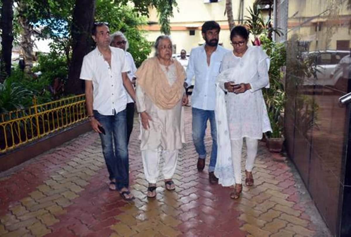 Arshad Warsi And Sister Shubha Khote at Viju Khote Funeral