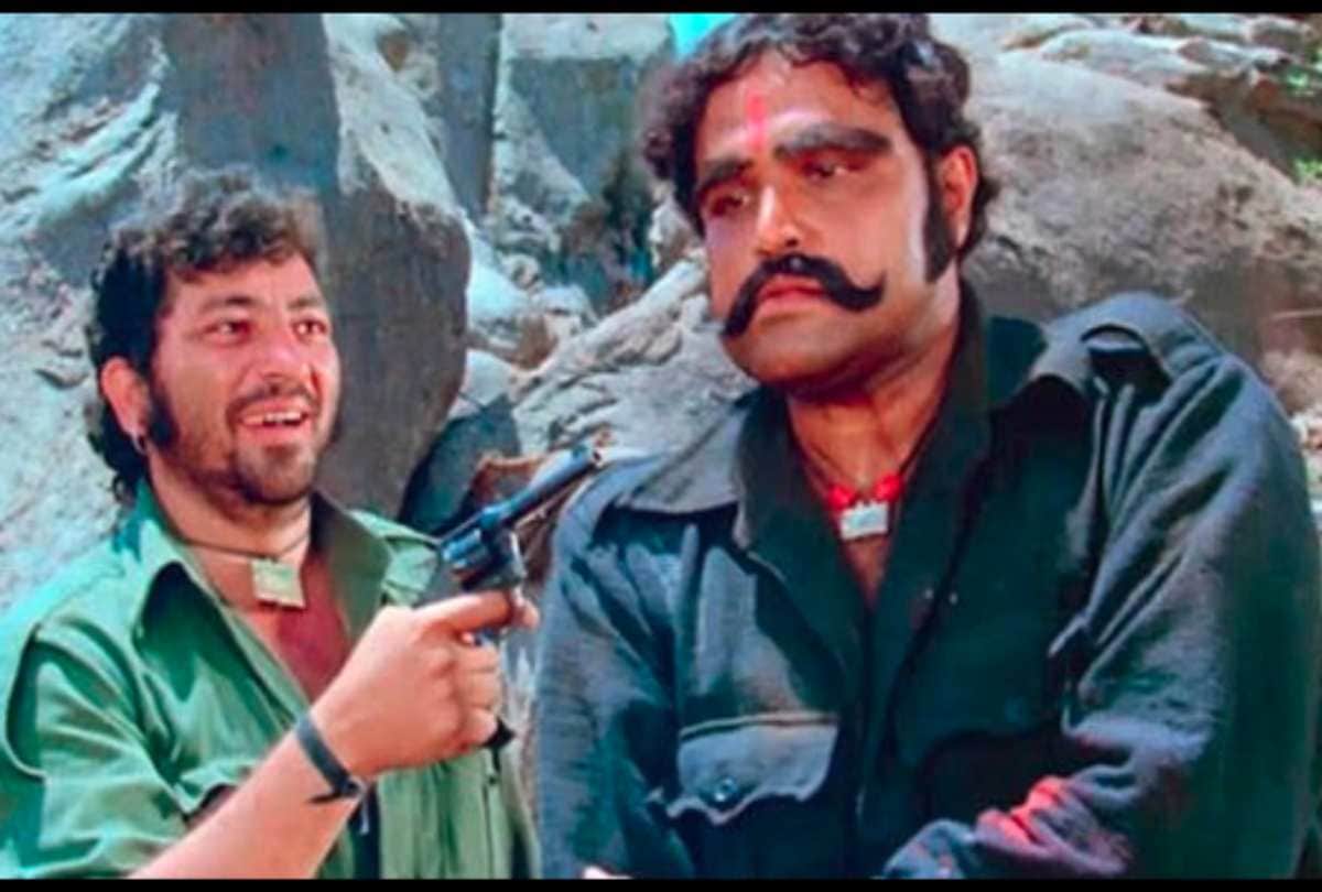 Arshad Warsi And Sister Shubha Khote at Viju Khote Funeral