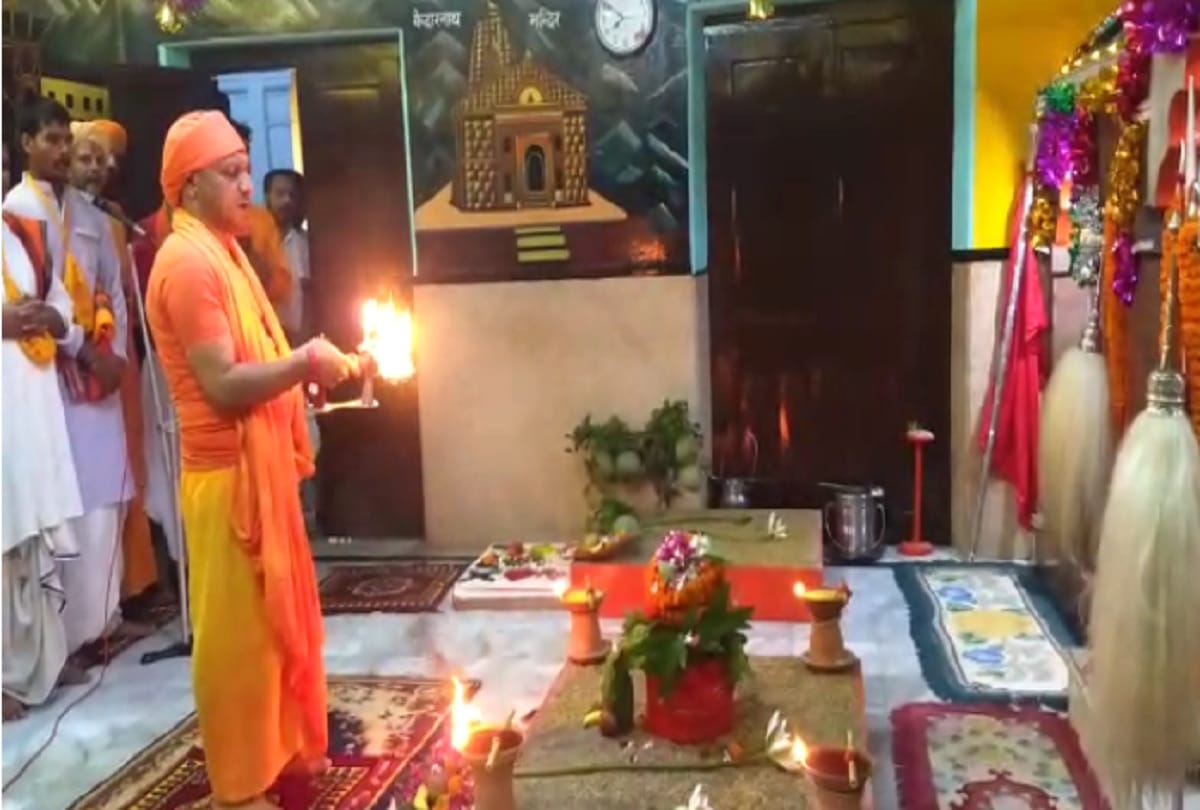 Chief Minister Yogi Adityanath worshiped at Gorakhnath mandir