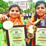 दिव्या और शिवानी को मिला पुरस्कार