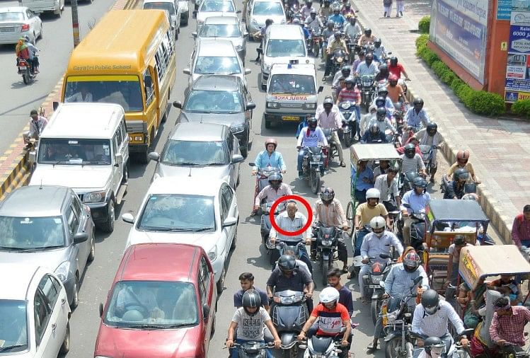 यातायात नियम:सड़कों पर दिखने लगा बढ़े जुर्माने का असर, 'अनुशासन' में वाहन चलाने लगे लोग - Traffic Rules Violation Cases Reduced After New Traffic Fines - Amar Ujala Hindi News Live