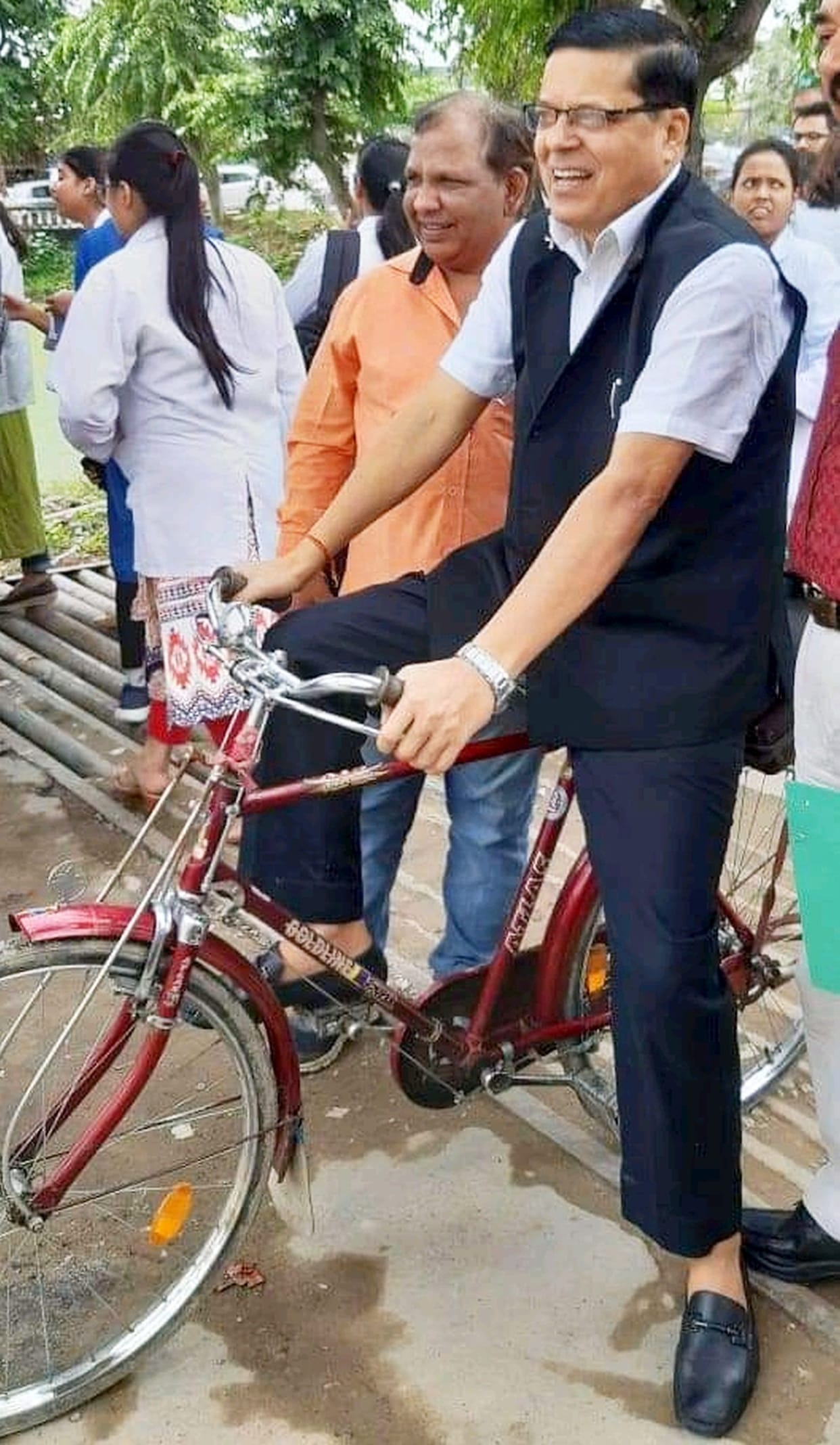 Students and teacher came on foot and bicycle