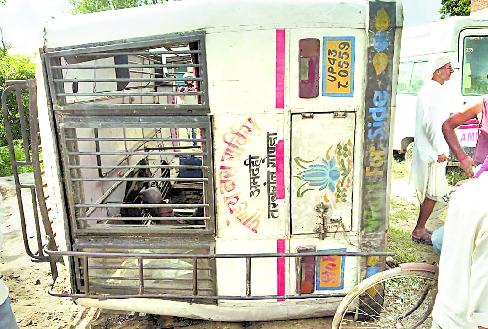 Accident of a private bus in Gonda.