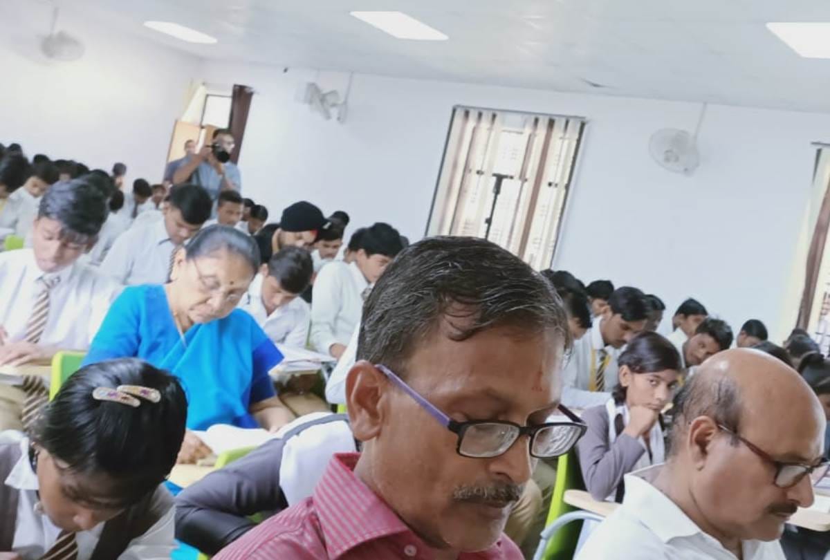 governor read book in lucknow wahile 10 lakh children reading together to set new record
