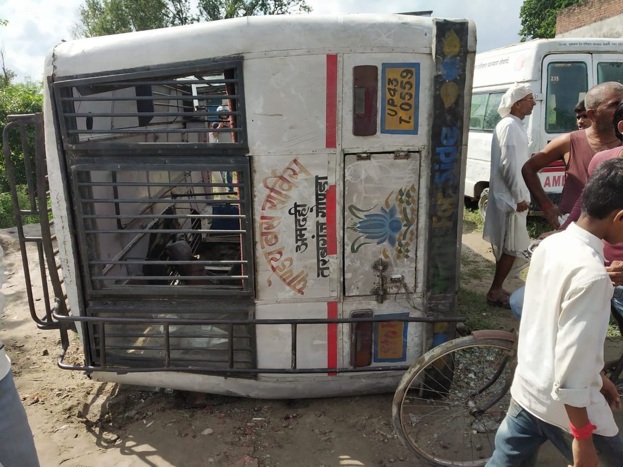 Bus overturned uncontrolled, 13 injured