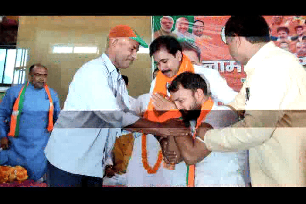 BJP candidate of Ghosi Vidhan Sabha Vijay Rajbhar wept on his father during nomination