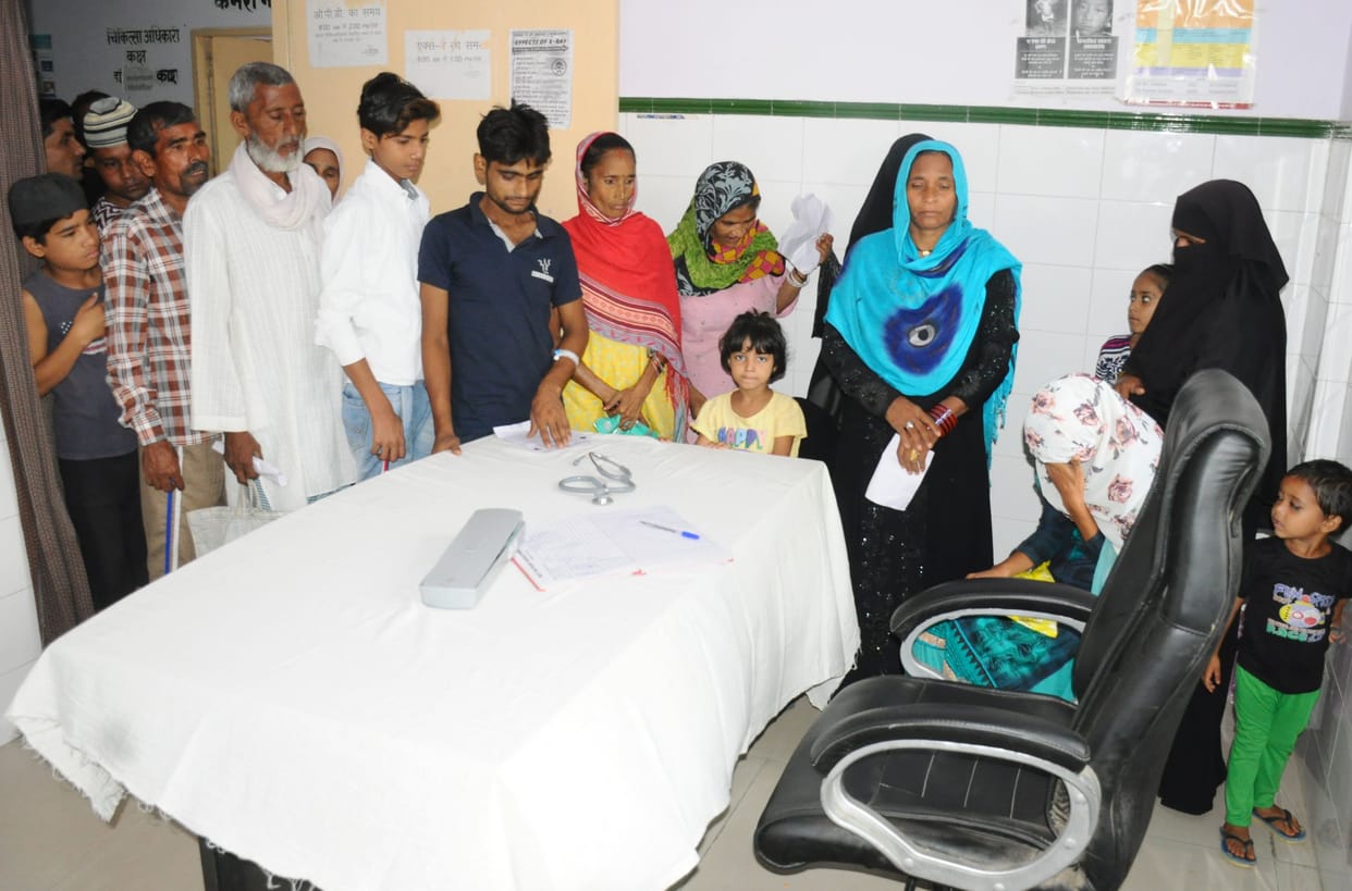 crowd of patients in district hospital sambhal but doctors are absent