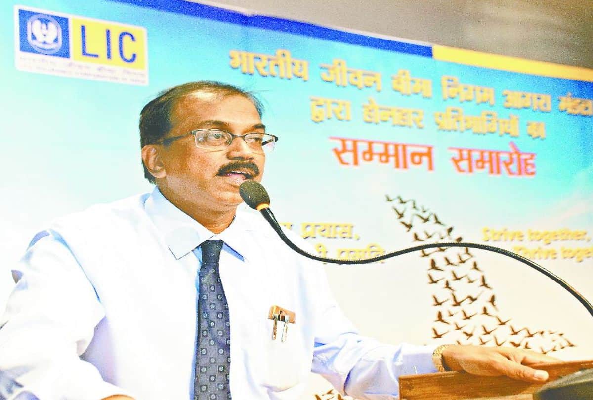 students honored by Amar Ujala and LIC in agra