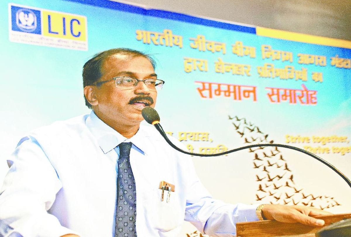 students honored by Amar Ujala and LIC in agra