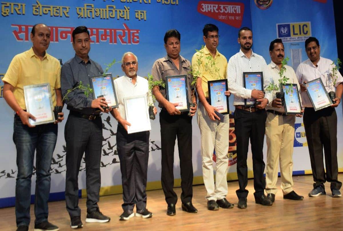 students honored by Amar Ujala and LIC in agra