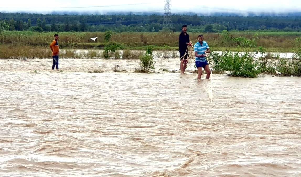 Police rescued four lives trapped between Asan river