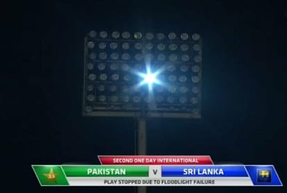 Flood lights off twice during Pakistan vs srilanka 2nd ODI in karachi stadium