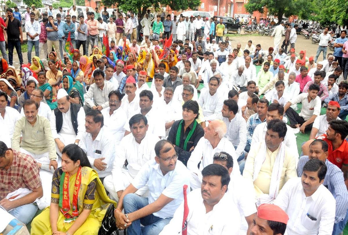 sp workers protest against bjp government in agra