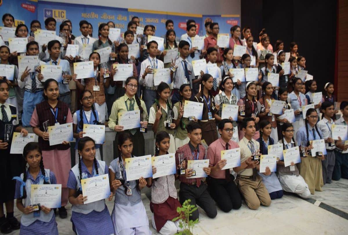 students honored by Amar Ujala and LIC in agra