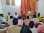 सिघड़िया स्थिति अपने आवास पर भाजपा पार्षदों के साथ सांसद रवि किशन ने बैठक किया।